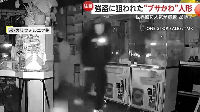 強盗団は真っ暗な店内を懐中電灯で照らしながら物色