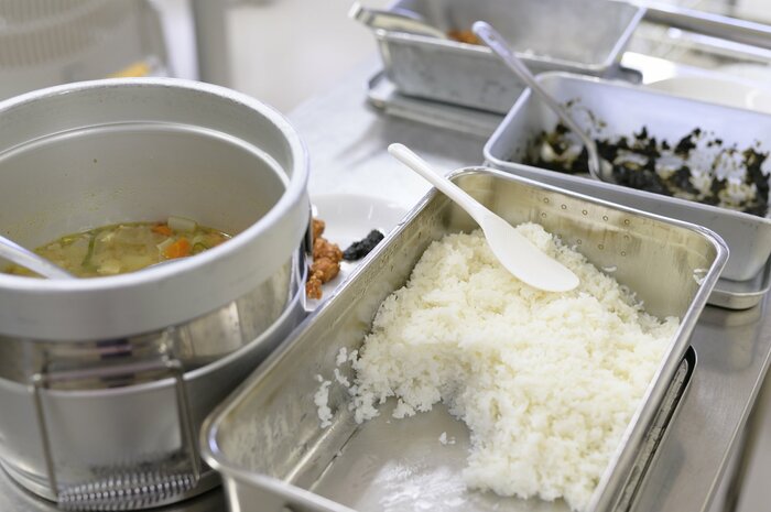 おかずによって白米、まぜごはんを使い分け(画像:イメージ)