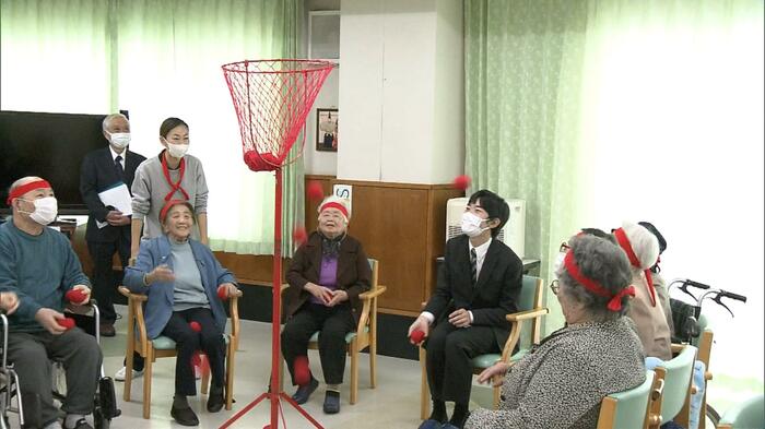 利用者のレクリエーション「玉入れ」に参加される悠仁さま