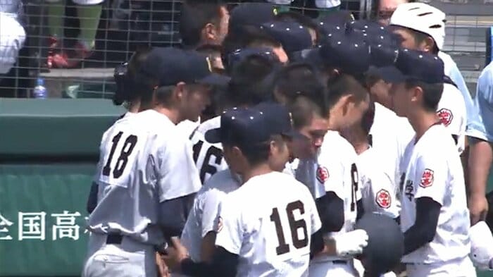 試合終了後 互いに握手を交わす仙台育英と沖縄尚学