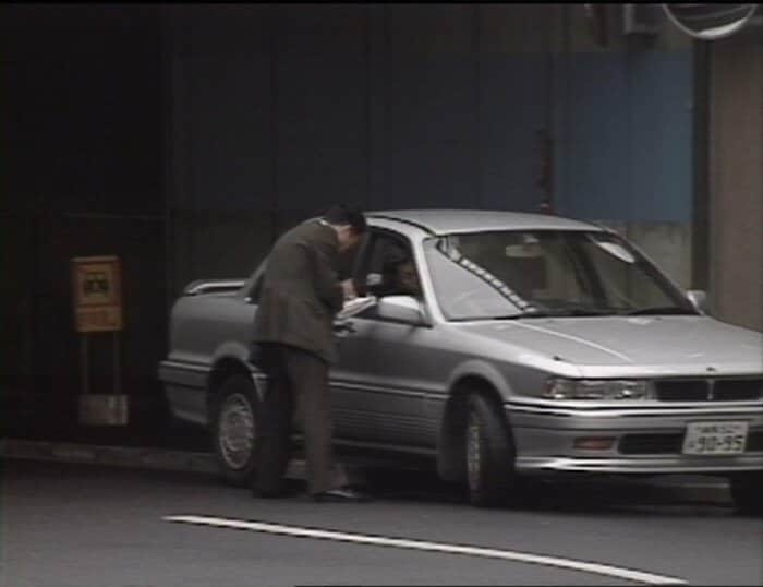 現場周辺では徹底的な聞き込みが行われた 1995年3月31日