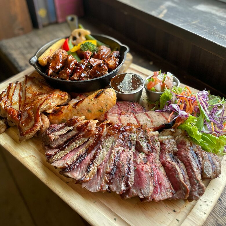 スポーツ観戦もできるレストランバー…名古屋・中区『The Hungry Moose』スタッフは多国籍で各国の料理味わえる｜FNNプライムオンライン