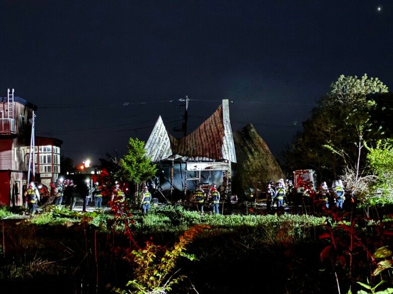 【モバイルバッテリーの充電中に】「爆発音がして火が見える」札幌市で2階建ての建物が全焼_火がでた当時は無人でモバイルバッテリーを充電していた…出火に関連あるか捜査＜北海道札幌市＞｜FNNプライムオンライン