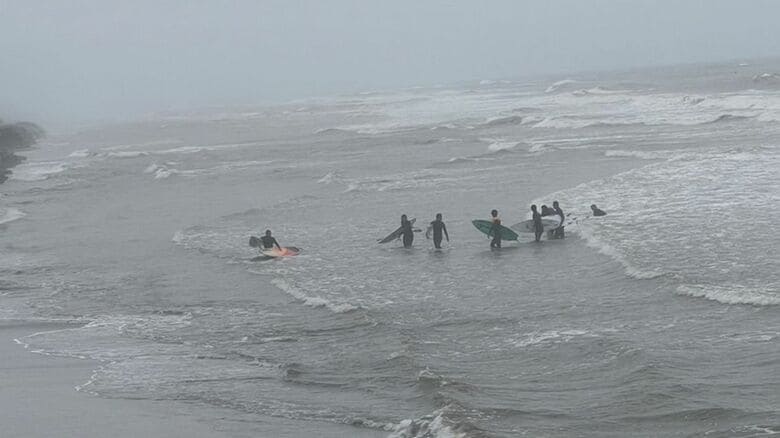 緊迫の救出現場 ｢助けてくれ!｣白波が立つ海から聞こえた声…海に漂流していた男性をサーファー7人が救助｜FNNプライムオンライン