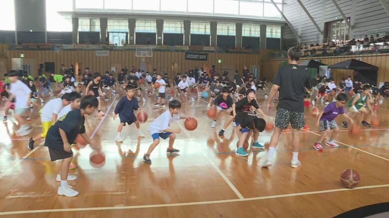 人気YouTuberが実践的な技披露…子供たちにバスケの楽しさを伝えるイベント プロ選手によるスペシャルマッチも｜FNNプライムオンライン