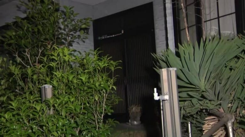 半袖シャツにオムツ姿…住宅に年齢性別不明の“ミイラ化した遺体” 住人の高齢女性とみられ同居の長男と連絡取れず｜FNNプライムオンライン