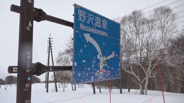 【迷惑】道路標識に大量のステッカーや傷…　3m超の積雪で手が届く高さに　SNSで拡散、外国人客らの人気撮影スポット　スキー場「インバウンド客が来てうれしいが、マナー守って」｜FNNプライムオンライン