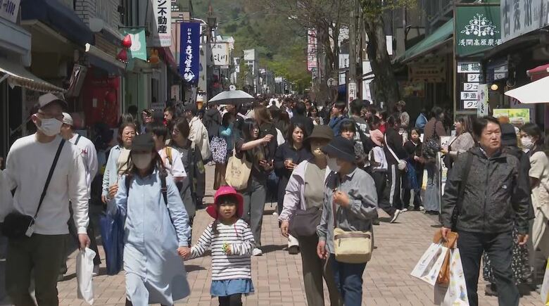 【GW】軽井沢は長い渋滞…行き先は「ショッピングプラザ」物価高でも多くの買い物客　国宝・松本城は2時間40分待ちの行列｜FNNプライムオンライン