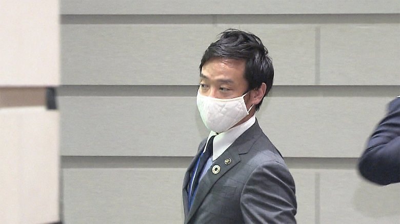 布マスク姿で官邸入りする大阪・泉大津市の南出市長
