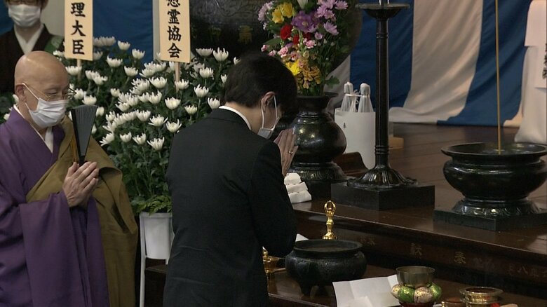 ご焼香される秋篠宮さま