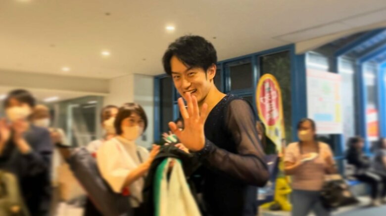 ファンの声援に応える山本草太