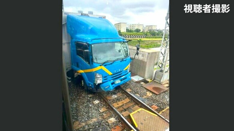 電車と衝突したトラック 視聴者撮影