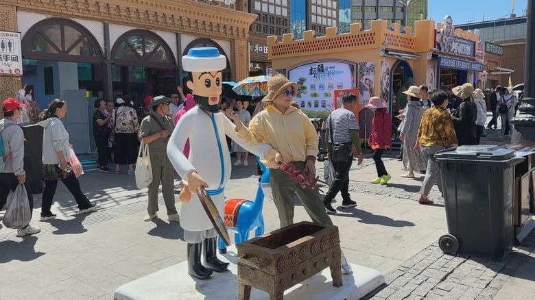 ウルムチ市の観光地　ひげを生やしたキャラクター