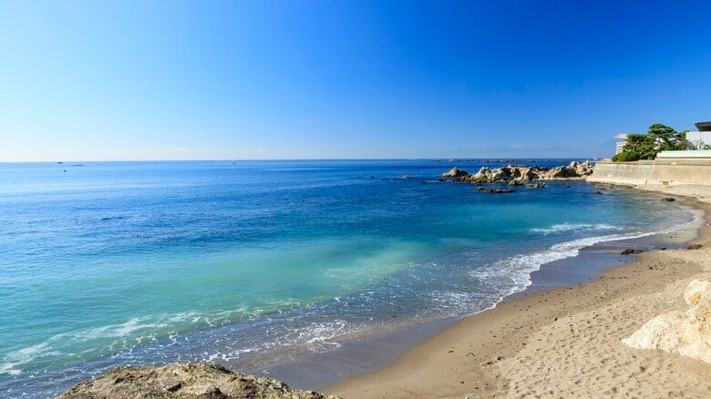 葉山御用邸の前には一式海岸が広がる