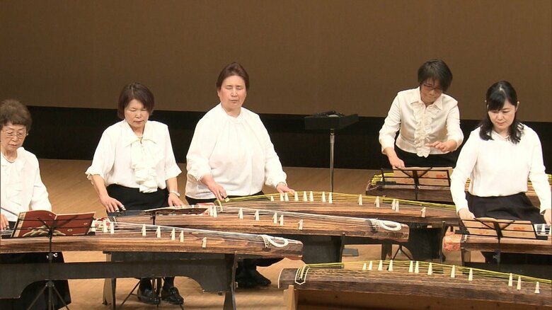 岡井千春さん（左から3番目）