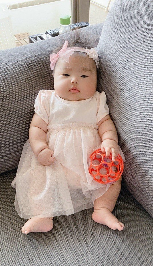 100日祝いの写真。普段は貫禄があるが、可愛い衣装に身を包み、女の子だったことを再認識させられるという一枚。（提供：りらさん）