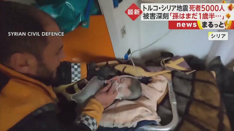 病院へと運ばれる男の子（シリア）