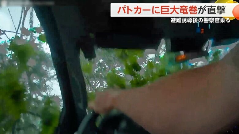 警察官が巨大な竜巻に巻き込まれ、木がパトカーを直撃する瞬間⑧