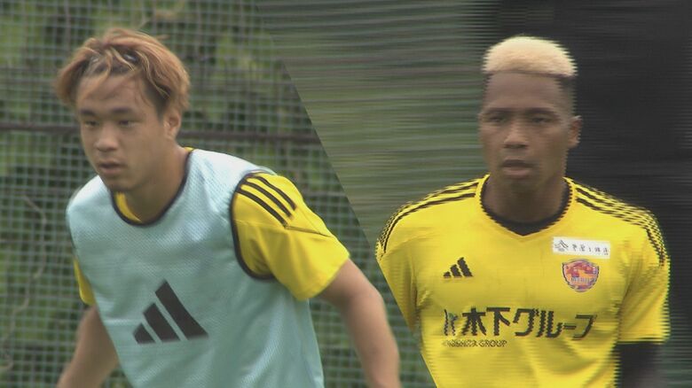 相良竜之介（左）とオナイウ情滋（右）