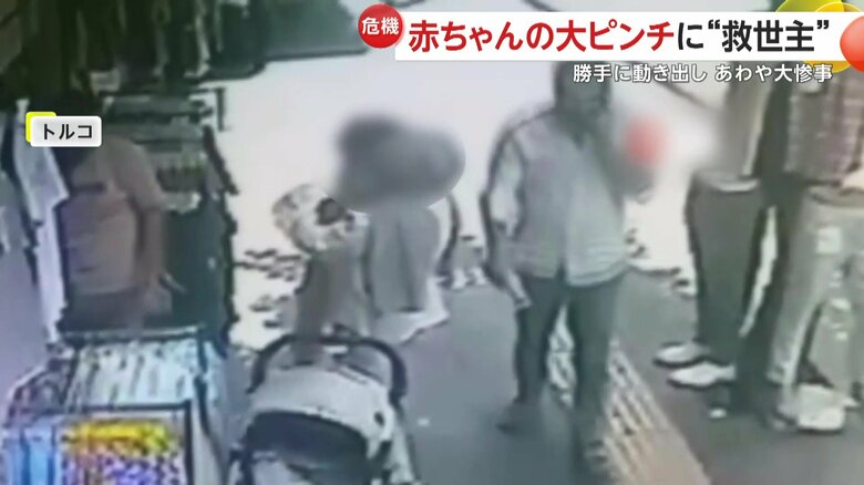 空のベビーカーを運ぶ男性と、大事そうに赤ちゃんを抱える母親