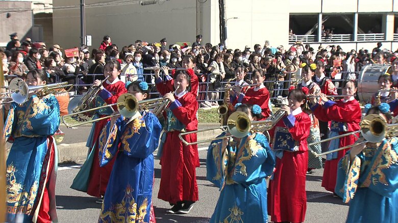 地元の中学高校吹奏楽部がパレードを先導