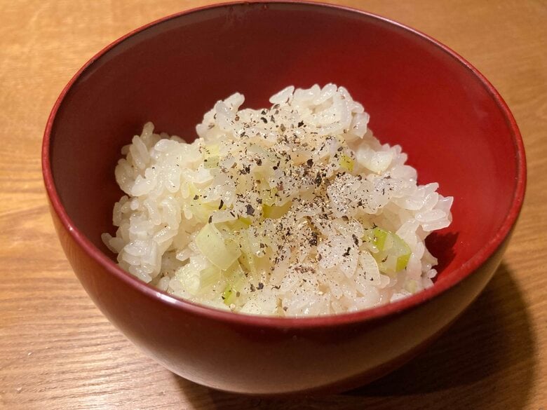 炊けたご飯に刻みねぎをどっさり投入して蒸らした「ねぎご飯」は、挽いた黒胡椒がアクセントに