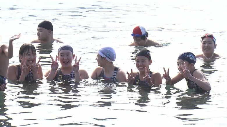 「泳ぎ初め」に参加した人たち