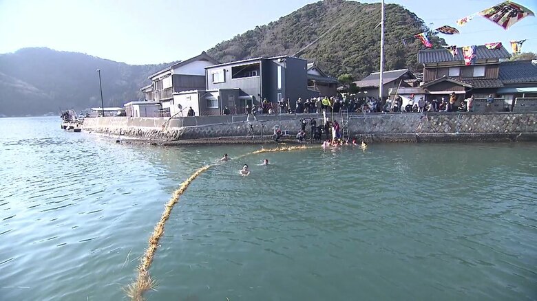 運河の両岸に分かれて戦う