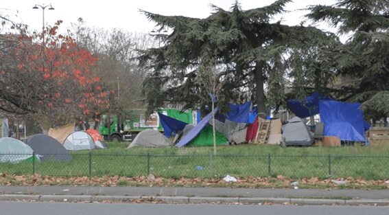 道路に囲まれた広場は周辺とは違う空気感が漂う