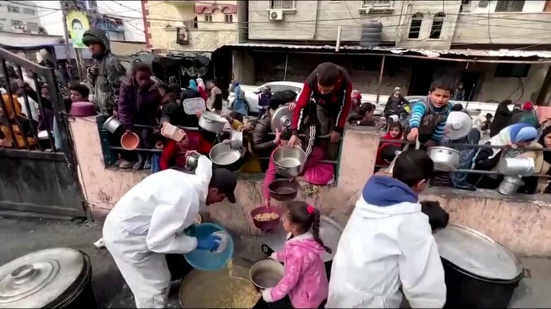 食糧を求めるパレスチナ人ら（ガザ地区南部ラファ・2024年2月13日）