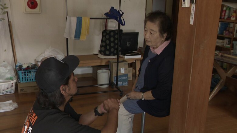 「少しずつでいいから店をやらないか」と女将に声をかける日赤東北看護大短大の及川真一さん