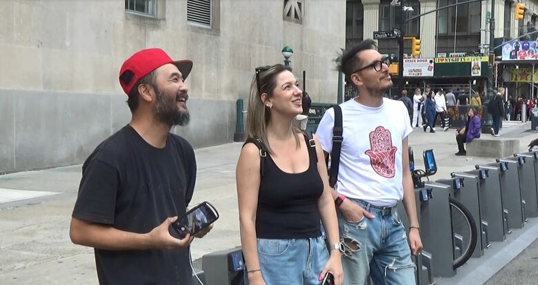 多くの通行人が制作途中で声をかける