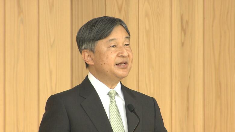 式典でおことばを述べられる天皇陛下