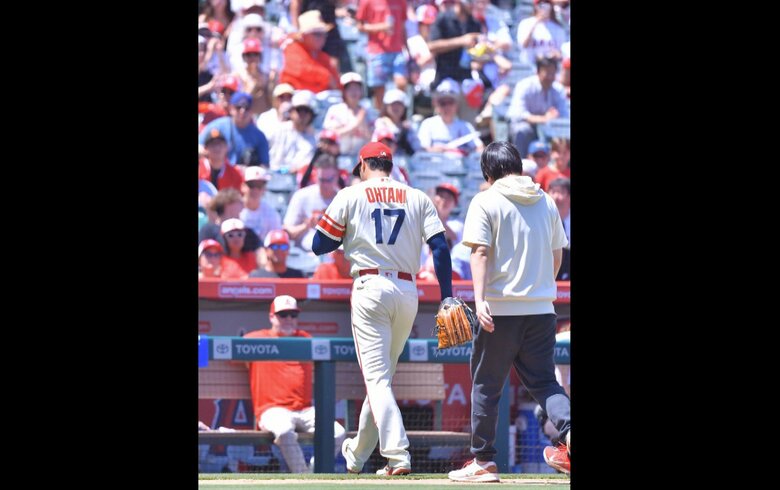 途中降板する大谷選手（時事通信提供）