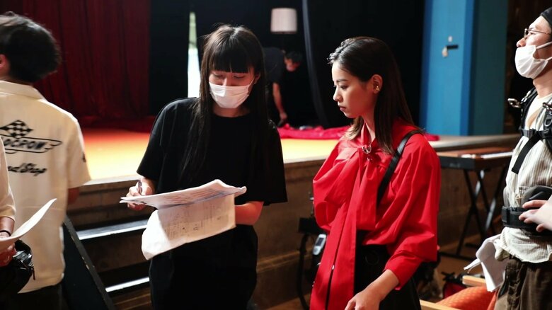 真剣な表情で打ち合わせ