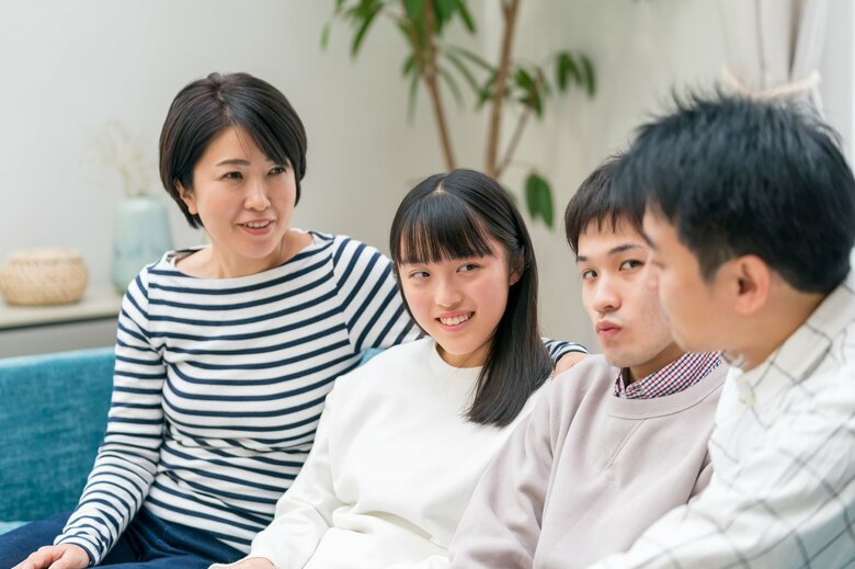ニュースや同世代がかかわる問題など一緒に考えてみよう（画像：イメージ）