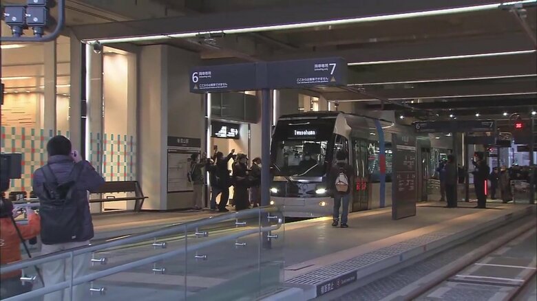 富山市内を走る路面電車（富山駅）