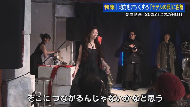堂々とパフォーマンスをする藤崎真夕さん