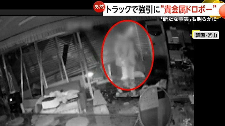 ハンマーでショーケースをたたき割り、商品をショルダーバッグの中に詰め込んでいく一部始終（韓国・釜山）①