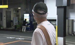 実験に立ち会う厳島教授（2023年）