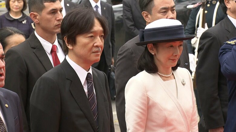歴史的な指導者などがまつられる「英雄廟」をご訪問