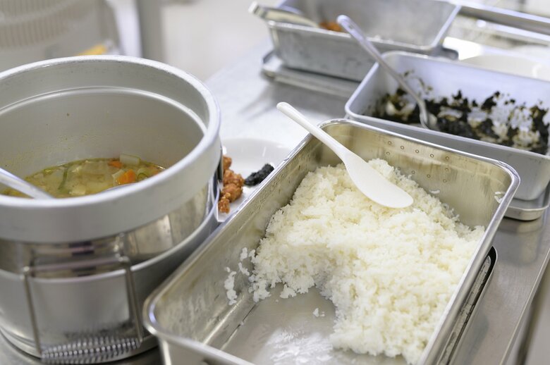 おかずによって白米、まぜごはんを使い分け（画像：イメージ）