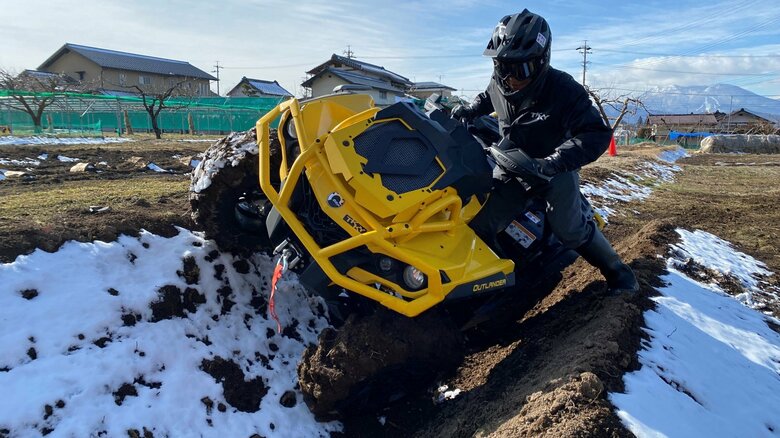 急斜面での操縦を想定したトレーニングもある