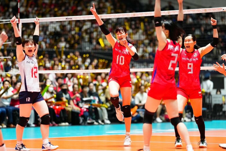 きょうも”姉御スパイク”を決めた井上愛里沙（中央）