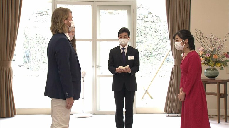 懇談の場では、佳子さまが、マスク越しに、表情豊かに談笑される様子が見られた。