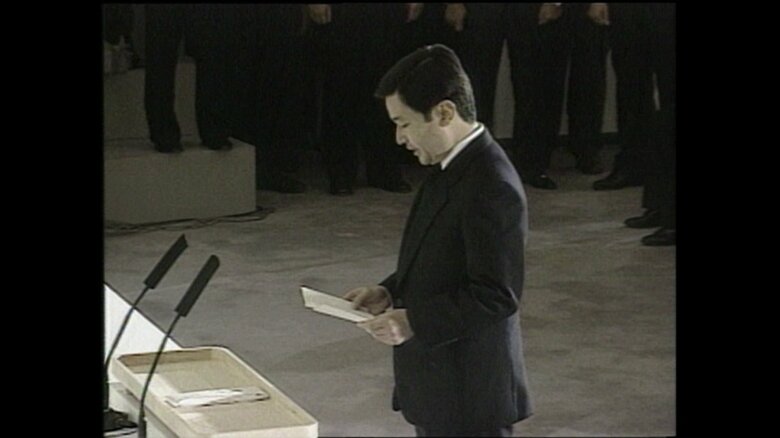 おことばを述べられる皇太子さま