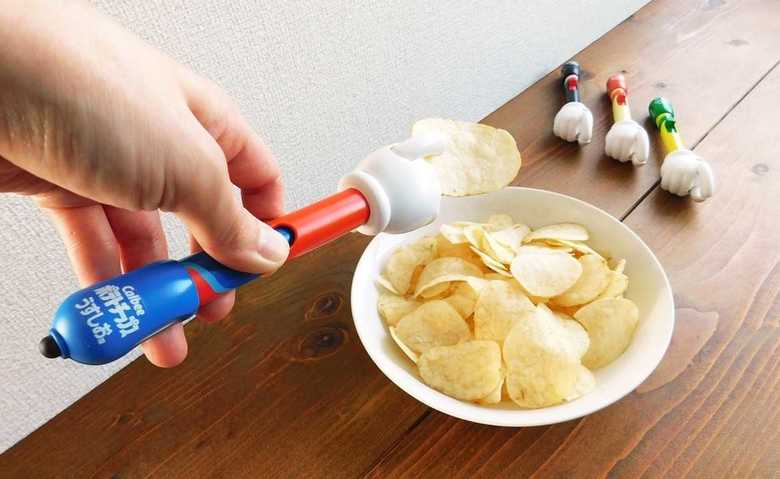 手を汚さずにポテチ時々スマホ! タッチペン付きの“ポテチ専用アーム”は便利?