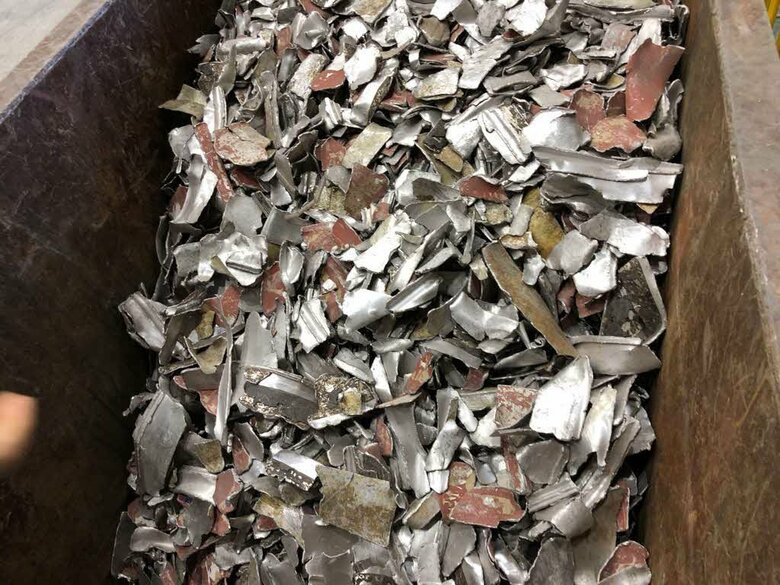 アルミに付着した不純物を除去する（提供：JR東海）