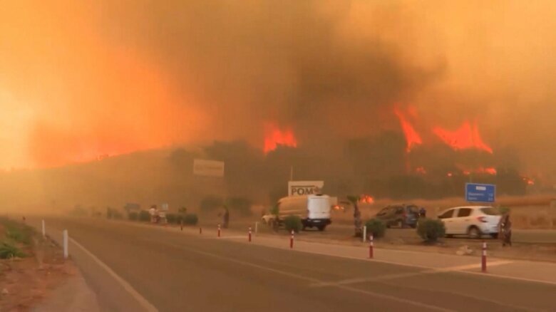 ブルガリで続いている山火事で暗闇を赤く染める炎
