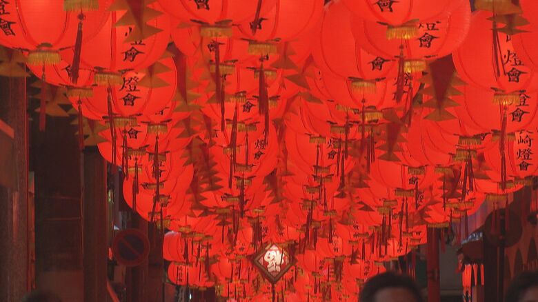 新地中華街は「赤いランタン」がいかにも中国チックだ